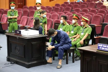 Bị cáo Nguyễn Kim Trung Thái cúi mặt tại phiên toà sáng 28/4.