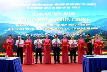 Đồng chí Nguyễn Trọng Nghĩa, Bí Thư Trung ương Đảng Trưởng Ban Tuyên giáo Trung ương và các đại biểu cắt băng khai mạc tại buổi lễ.