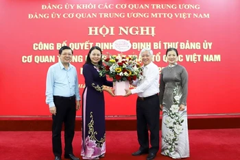 Chủ tịch Ủy ban Trung ương Mặt trận Tổ quốc Việt Nam Đỗ Văn Chiến cùng Ban Thường trực tặng hoa chúc mừng đồng chí Nguyễn Thị Thu Hà.