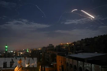 Hệ thống phòng không Syria đánh chặn một tên lửa của Israel trên bầu trời thủ đô Damascus ngày 21/1/2019. (Ảnh: AFP/TTXVN)