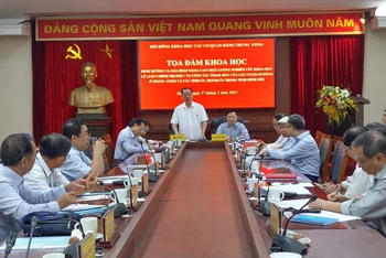Giáo sư, Tiến sĩ Phùng Hữu Phú, Chủ tịch Hội đồng khoa học các cơ quan Đảng Trung ương kết luận tọa đàm.