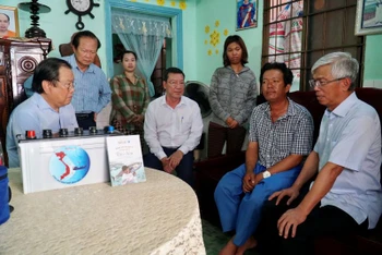 Lãnh đạo Ủy ban nhân dân thành phố và Ban Biên tập Báo Pháp luật Thành phố Hồ Chí Minh tặng quà cho gia đình một ngư dân huyện Cần Giờ. 