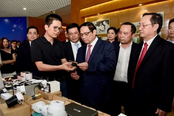 Thủ tướng Phạm Minh Chính tham quan giải pháp, sản phẩm khoa học công nghệ.