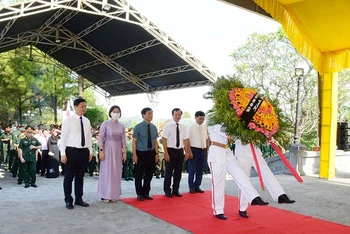 Các đồng chí lãnh đạo Tỉnh ủy, UBND tỉnh và các ban, ngành dâng hương, tưởng nhớ các anh hùng liệt sĩ đã hi sinh trên đất nước bạn Lào.