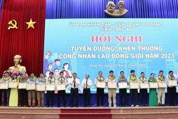 Lãnh đạo UBND tỉnh Long An và Ban Tuyên giáo tỉnh trao Bằng khen và hoa chúc mừng của Chủ tịch UBND tỉnh Long An cho công nhân lao động giỏi.