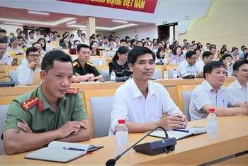 Các đại biểu dự hội nghị tập huấn kỹ năng viết bài chính luận bảo vệ nền tảng tư tưởng của Đảng.