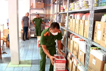 Lực lượng Công an thành phố Biên Hòa thu giữ nhiều tài liệu trong quá trình khám xét các phòng khám, chữa bệnh.