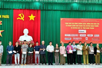 Lãnh đạo Đoàn công tác Cơ quan Thường trực Ban Tuyên giáo Trung ương khu vực miền Nam tặng quà cho các gia đình chính sách, đồng bào dân tộc thiểu số nghèo tại hai huyện Ninh Phước và huyện Bác Ái.