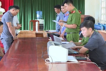 Các cơ quan chức năng huyện Tuần Giáo thi hành lệnh bắt tạm giam hai đối tượng.