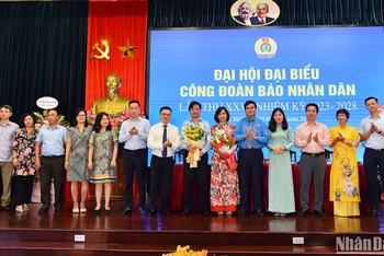 Đồng chí Lê Quốc Minh, Ủy viên Trung ương Đảng, Tổng Biên tập Báo Nhân Dân, Phó Trưởng Ban Tuyên giáo Trung ương, Chủ tịch Hội Nhà báo Việt Nam tặng hoa chúc mừng Ban Chấp hành Công đoàn Báo Nhân Dân khóa XXVI, nhiệm kỳ 2023-2028.