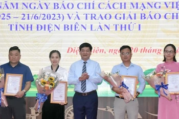 Đồng chí Lê Thành Đô, Phó Bí thư Tỉnh ủy, Chủ tịch Ủy ban nhân dân tỉnh Điện Biên trao giải cho các tác giả có tác phẩm đạt giải A Giải báo chí tỉnh Điện Biên lần thứ nhất.