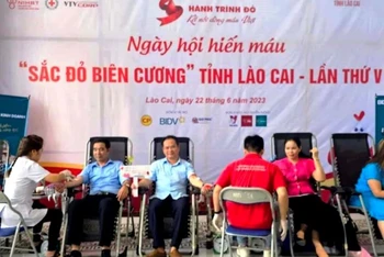 Ngày hội hiến máu nhân đạo tại thành phố Lào Cai tiếp nhận hơn 1.000 đơn vị máu để cung cấp cho các bệnh viện, phục vụ điều trị, chăm sóc sức khỏe cho các bệnh nhân. (Ảnh: TL)
