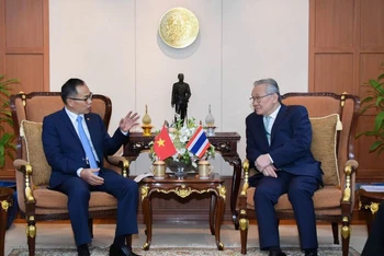 Đại sứ Phan Chí Thành trao đổi với Phó Thủ tướng, Bộ trưởng Bộ Ngoại giao Thái Lan - Don Pramudwinai. (Ảnh: Tuấn Anh)