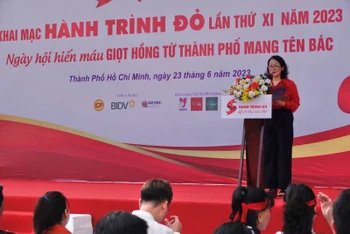 Bà Bùi Thị Hòa, Chủ tịch Trung ương Hội Chữ Thập đỏ Việt Nam, phát biểu tại lễ khai mạc.