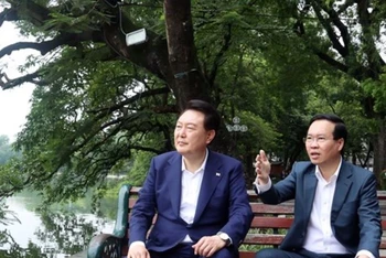 Chủ tịch nước Võ Văn Thưởng giới thiệu với Tổng thống Hàn Quốc Yoon Suk Yeol về ý nghĩa lịch sử của danh thắng hồ Hoàn Kiếm, nơi được coi là trái tim của Thủ đô Hà Nội - Thành phố vì hòa bình.