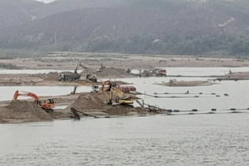 Khai thác cát, sỏi quá mức cho phép tại sông Vu Gia, huyện Đại Lộc (Quảng Nam).