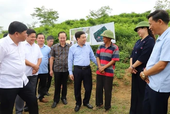 Quyền Bí thư Tỉnh ủy Hà Giang Nguyễn Mạnh Dũng nói chuyện với người dân xã Hùng An, huyện Bắc Quang về chính sách đền bù, tái định cư.