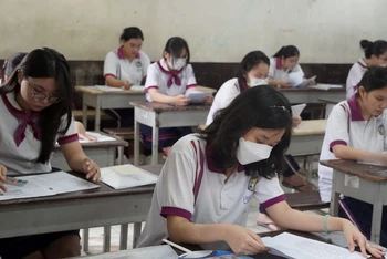 Các thí sinh đến điểm thi Trường THPT Trưng Vương, Quận 1, Thành phố Hồ Chí Minh nghe phổ biến quy chế thi.