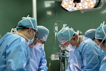 Đội ngũ y, bác sĩ tham gia chương trình Phẫu thuật nụ cười miễn phí cho trẻ em Việt Nam dị tật hàm mặt tại Quảng Ngãi đang tiến hành phẫu thuật (ảnh SK)