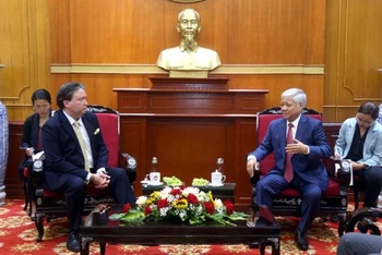 Chủ tịch Ủy ban Trung ương Mặt trận Tổ quốc Việt Nam Đỗ Văn Chiến trao đổi với Đại sứ đặc mệnh toàn quyền Hoa Kỳ tại Việt Nam Marc E. Knapper.