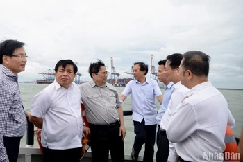 Thủ tướng Phạm Minh Chính trao đổi với lãnh đạo các bộ, ngành và Thành phố Hồ Chí Minh khi khảo sát khu vực Cần Giờ bằng tàu thủy để tìm hiểu Đề án nghiên cứu xây dựng Cảng trung chuyển quốc tế Cần Giờ. 