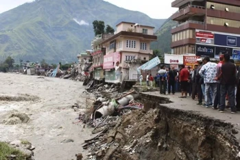 Một con đường bị sông Beas cuốn trôi do mưa lớn ở quận Kullu, Himachal Pradesh, Ấn Độ vào ngày 11/7/2023. (Ảnh: AP)
