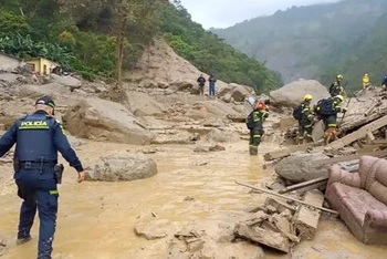 Nhân viên cứu hộ làm việc tại hiện trường vụ lở đất ở tỉnh Cundinamarca, Colombia. (Nguồn: AFP)