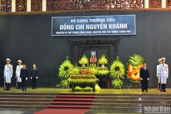 Lễ viếng đồng chí Nguyễn Khánh được cử hành trọng thể tại Nhà Tang lễ Quốc gia, số 5 Trần Thánh Tông, thành phố Hà Nội.