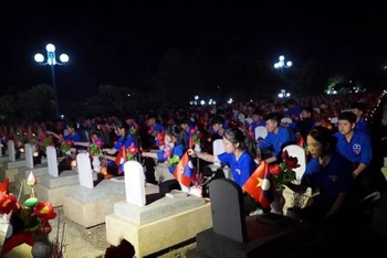 Các đoàn viên, thanh niên huyện Anh Sơn thắp nến cho gần 11 nghìn ngôi mộ tại Nghĩa trang Liệt sĩ quốc tế Việt-Lào.