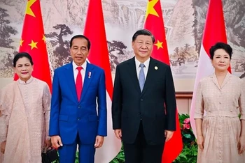 Tổng thống Indonesia Joko Widodo và Phu nhân chụp ảnh chung cùng Chủ tịch Trung Quốc Tập Cận Bình và Phu nhân. (Nguồn: Phủ Tổng thống Indonesia)