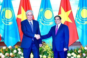 Thủ tướng Phạm Minh Chính tiếp Tổng thống Cộng hòa Kazakhstan Kassym-Jomart Tokayev. (Ảnh: Trần Hải)