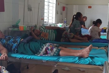 Người dân bản Co Pục đang được điều trị tại Trung tâm Y tế huyện Điện Biên.