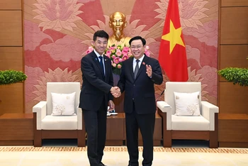 Chủ tịch Quốc hội Vương Đình Huệ chào mừng Chủ tịch Đảng Dân chủ lập hiến Nhật Bản Izumi Kenta thăm Việt Nam. 