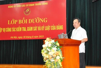 Đồng chí Đỗ Việt Hà, Phó Bí thư Đảng ủy Khối, phát biểu khai mạc lớp bồi dưỡng.