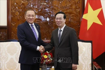 Chủ tịch nước Võ Văn Thưởng tiếp Đại sứ Đặc mệnh toàn quyền Cộng hòa Kazakhstan Yerlan Baizhanov đến chào từ biệt, kết thúc nhiệm kỳ công tác tại Việt Nam. (Ảnh: Thống Nhất/TTXVN)