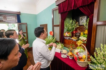 Chủ tịch Quốc hội Vương Đình Huệ và các đại biểu thành kính dâng hương tưởng niệm Chủ tịch Hồ Chí Minh. (Ảnh Duy Linh)