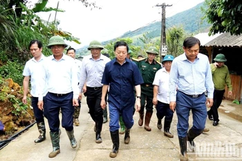 Phó Thủ tướng Trần Hồng Hà đến thị sát thực địa nơi bị lũ ống ở Sa Pa - Lào Cai, chiều 13/9. (Ảnh: QUỐC HỒNG)