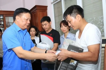 Bí thư Thành uỷ Hà Nội Đinh Tiến Dũng thăm hỏi, tặng vật dụng thiết yếu cho các nạn nhân vụ cháy tại quận Thanh Xuân.