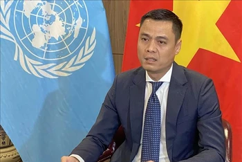 Đại sứ Đặng Hoàng Giang, Trưởng phái đoàn đại diện thường trực Việt Nam tại Liên hợp quốc, trả lời phỏng vấn TTXVN. (Ảnh: Hoài Thanh /Pv TTXVN tại LHQ)
