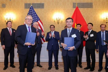  Thủ tướng Phạm Minh Chính và các đại biểu chứng kiến lễ trao biên bản ghi nhớ hợp tác giữa Trung tâm Đổi mới sáng tạo Quốc gia với các đối tác.