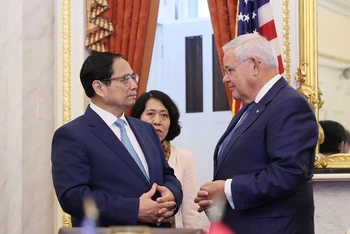Thủ tướng Phạm Minh Chính gặp Chủ tịch Ủy ban Đối ngoại Thượng viện Hoa Kỳ. (Ảnh: Dương Giang)
