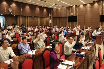 Hội đồng nhân dân thành phố Hà Nội biểu quyết thông qua Nghị quyết.