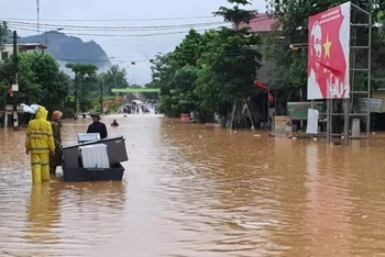 Nhiều tuyến đường ở các huyện miền núi Nghệ An bị ngập sâu.
