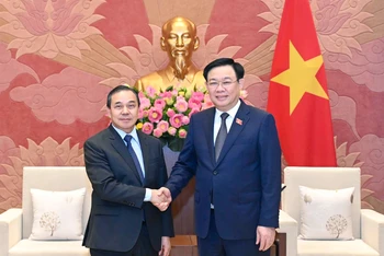 Chủ tịch Quốc hội Vương Đình Huệ và Đại sứ Lào Sengphet Houngboungnuang.