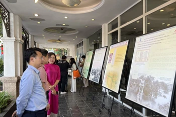 Các đại biểu tham quan những hình ảnh, tư liệu về hồ Hoàn Kiếm trong quá trình giao lưu văn hóa.