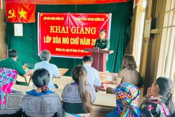 Lễ khai giảng lớp xóa mù chữ tại bản Sam Quảng, xã Mường Lèo, huyện Sốp, tỉnh Sơn La.