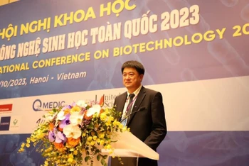 Giáo sư, Tiến sĩ Chu Hoàng Hà, Phó Chủ tịch Viện Hàn lâm Khoa học và Công nghệ Việt Nam, Viện trưởng Viện Công nghệ sinh học phát biểu khai mạc hội nghị.