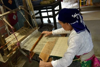 Kỹ thuật dệt thủ công được đồng bào H’Mông lưu truyền và sử dụng qua bao đời. 