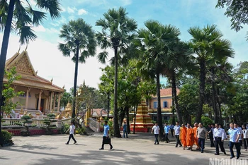 Chủ tịch Quốc hội Vương Đình Huệ và đoàn công tác thăm, chúc mừng Lễ Sene Dolta của đồng bào dân tộc Khmer năm 2023 tại tỉnh Sóc Trăng.