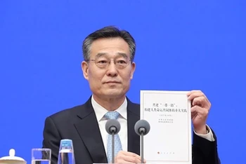 Ông Chen Wenjun, Người phát ngôn Văn phòng Báo chí Quốc vụ viện Trung Quốc giới thiệu Sách trắng. (Ảnh: cnstock.com)